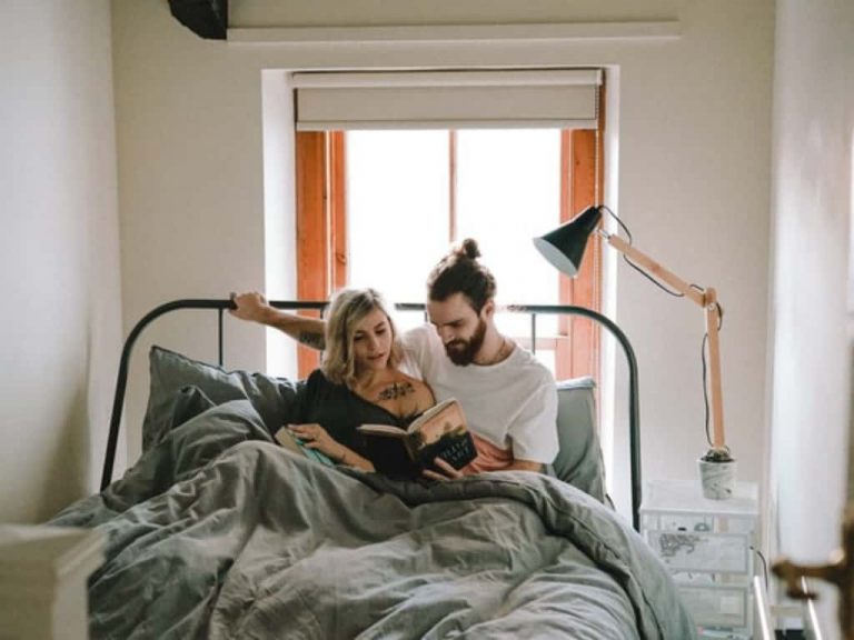13 The Most Romantic & Cute Bedtime Stories for Girlfriend